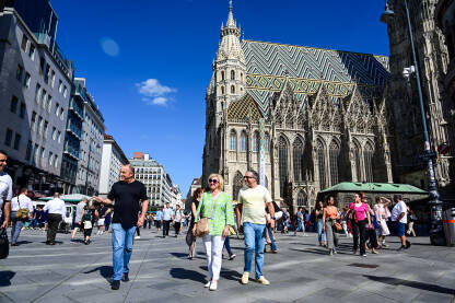 Katedrala na trgu Stephansplatz, Beč Beč, Austrija: turisti istražuju grad. Grupa ljudi na glavnom gradskom trgu. Katedrala na trgu Stephansplatz.