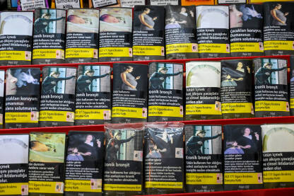 Simboli na kutiji duhana: Pušenje je štetno za zdravlje. Oznake upozorenjima na duhanskim proizvodima. Pušenje šteti u trudnoći i moće razviti razne bolesti.