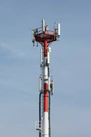 Crveno beli toranj komunikacije Toranj za komunikaciju i 5g mrezu za mobilne uredjaje, plavo nebo