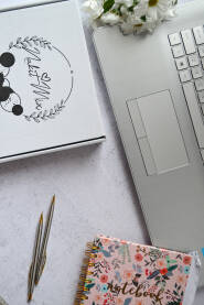 Ženski radni kutak Laptop, olovka i notes na radnom stolu jedne žene