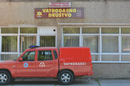 Vatrogasci Srebrenica Vatrogasno društvo, Vatrogasna jedinica Srebrenica.
Vatrogasna jedinica Srebrenica i terensko vozilo.