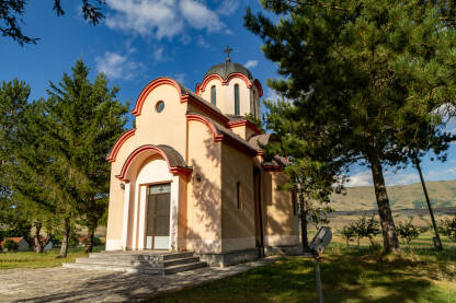 Manastir Veselinje kosturnica , Vrba – Kamen, Glamoč Manastir je posvećen Rođenju Svetog Jovana Krstitelja, a osnivač manastira је Veselin Veso Naerlović. U sklopu manastira su osnivačka kapela i kapela spomen-kosturnica