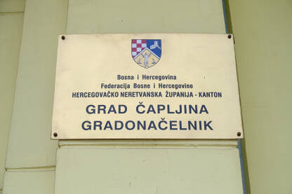 Tabla sa natpisom, gradonačelnik Čapljine Gradonačelnik grada Čapljina, natpis na tabli.