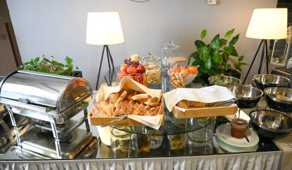 Doručak u hotelu Doručak poslužen u restoranu hotela. Hljeb, jaja, džem, maslac, pahuljice.