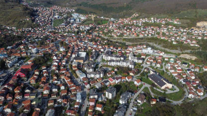 Mrkonjić Grad, snimak dronom. Panorama grada. Mrkonjić Grad, Bosna i Hercegovina, snimak dronom. Zgrade, ulice i kuće. Panorama grada.
