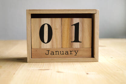 01. Januar, početak nove godine Drveni kalendar sa kockicama okrenutim na datum 01 Januar.