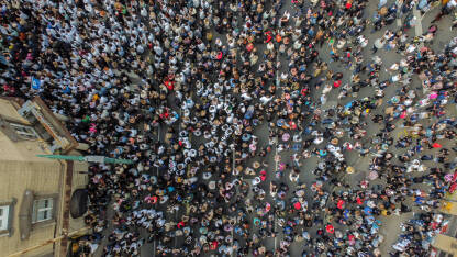 Protest Velika grupa ljudi na protestu na ulici, snimak dronom. Demonstracije, snimak odozgo. Ljudi na protestu.