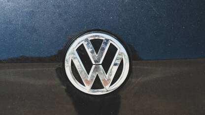 Volkswagen znak na autu. Volkswagen znak na autu. Logo. Volkswagen je njemački proizvođač automobila. VW.