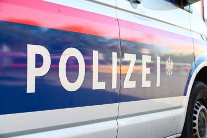 Policija, Beč, Austrija Policijsko patrolno vozilo parkirano na ulici u Beču, Austrija. Auto austrijske policije na ulici.
