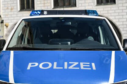 Policija Njemačka Policijski patrolni automobil parkiran na ulici u Njemačkoj. Automobili njemačke policije na ulici.
