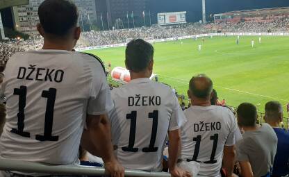 Navijači u dresu BiH Edina Džeke na stadionu Bilino Polje u Zenici