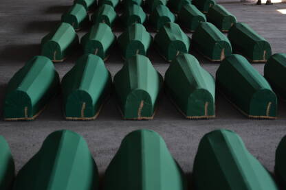 Komemoracija u Potočarima, poredani tabuti 28. godišnjica genocida nad Bošnjacima Sigurne zone UN-a u Memorijalnom centru Srebrenica