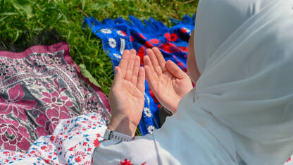 Pokrivena žena tokom molitve Muslimanka se moli. Žena sa maramom tokom molitve. Islam.