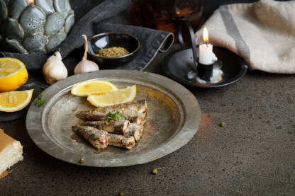 Konzervirane sardine na tanjiru Sardine iz konzerve servirane na tanjiru.