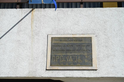 Tabla sa natpisom na zgradi općine / opštine Jajce. Tabla sa natpisom na zgradi općine / opštine Jajce. Natpis: Bosna i Hercegovina, Federacija BiH, Srednjobosanski kanton, općina Jajce.