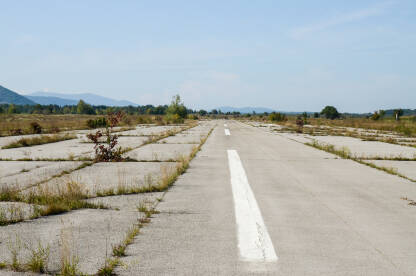 Željava, Bihać, pista i podzemni vojni aerodrom. Ruševine podzemne avio baze Željava, Bihać. Pista. Bivši vojni aerodrom na granici između Bosne i Hercegovine i Hrvatske.