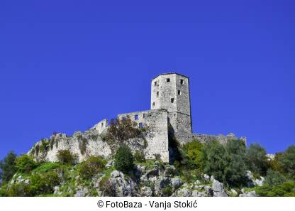 Zidine Počitelja, grada nedaleko od Mostara, Bosna i Hercegovina. Poznato turističko mjesto snimljeno tokom sunčanog dana.