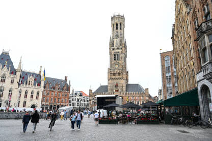 Bruges, Belgija: Market Square Bruges, Belgija: Market Square. Zgrade u centru grada. Ljudi šetaju trgom.