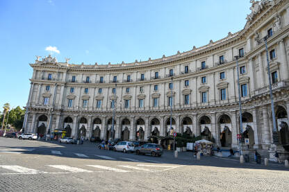 Rim, Italija: Piazza della Repubblica. Rim, Italija: Historijske zgrade na trgu. Piazza della Repubblica. Ljudi i automobili na ulici. Trg u gradu.