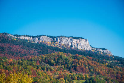 Romanijske stijene Romanijske stijene čine masiv od nekoliko planinskih vrhova. Fotografisano tokom kasne jeseni iz sela Hotočina, opština Pale.