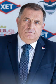 Milorad Dodik Milorad Dodik, srpski i bosanskohercegovački političar i srpski član Predsedništva Bosne i Hercegovine. Osnivač je i predsednik Saveza nezavisnih socijaldemokrata (SNSD).