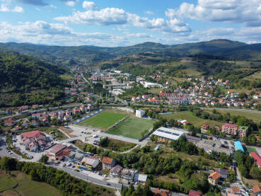 Hadžići, snimak dronom. Hadžići, Bosna i Hercegovina. Zgrade, kuće i ulice, snimak dronom. Panorama.
