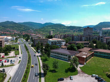 Zenica Ulaz u Zenicu sa petlje u Blatuši, pogled na Glavnu gradsku magistralu (GGM) u Zenici.