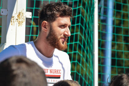 Košarkaški kamp "Srebrenica 2023" Fondacije Jusuf Nurkić Reprezentativac BiH, član NBA kluba Portland Trail Blazers Jusuf Nurkić je nakon Vukovara organizovao košarkaški kamp u Srebrenic gdje je nastupilo više od 100 djece ih BiH i Hrvatske.