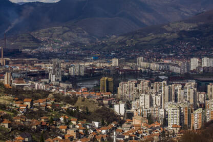 Zenica Zenica, Bosna i Hercegovina. Pogled na grad - vidljivo naselje Meokušnice, zgrada Vlade ZDK (RMK promet, lijevo), Željezara Zenica (ArcelorMittal).