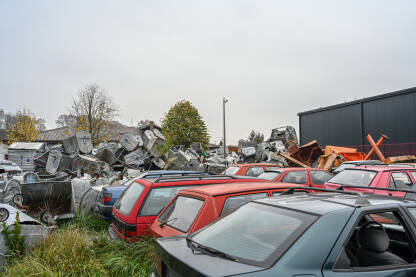 Stari pokvareni automobili na otpadu.