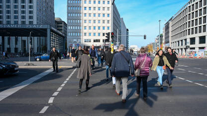 Berlin, Njemačka Berlin, Njemačka. Ljudi u centru grada.