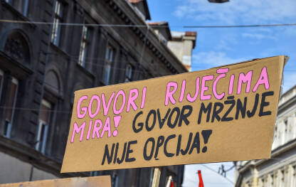 Govor mržnje Transparent protiv govora mržnje. Jedna od poruka sa Povorke ponosa 2022.