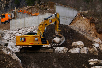 Radovi na pripremi temelja za oslonce mosta. Izgradnja mosta, na mjestu uništene željezničke pruge, u Komadinovom Vrelu u Jablanici.