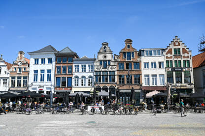 Mechelen, Belgija, centar grada Mechelen, Belgija: Zgrade u centru grada. Ljudi šetaju ulicom.