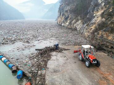 Na Drini kod Višegrada nalaze se tone smeća, a godišnje se iz jezera HE Višegrad se izvadi od 6.000 do 8.000 metara kubnih.
