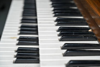 Krupni plan tipki na klavijaturi. Krupni plan tipki na klavijaturi. Vrlo stari piano. Muzički instrument.
