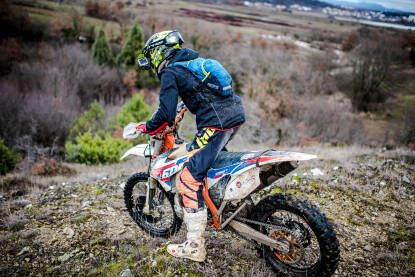 Motocross Motocross je vrsta sporta na motociklima i četverociklima (poznati kao ATV-ovi ili quadovi).