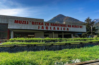 Muzej Bitka za ranjenike na Neretvi, Jablanica Muzej Bitka za ranjenike na Neretvi. Jablanica. Natpis na zgradi muzeja.