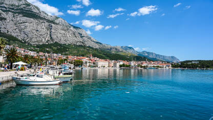 Makarska, Hrvatska Makarska, Hrvatska. Jadransko more. Popularno turistička destinacija.