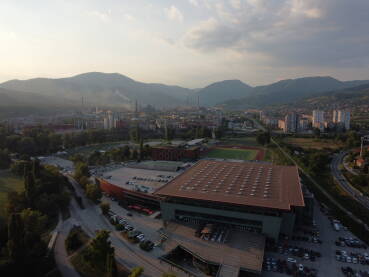 Gradska arena Zenica Gradska arena "Husejin Smajlović" je multifunkcionalna dvorana nazvana po gradonačelniku Zenice, Husejinu Smajloviću. Gradska arena je dio Sportsko-poslovnog centra Zenica