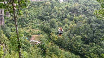 Ljudi se spuštaju na zip lineu.