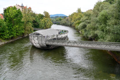 Graz, Austrija: Murinsel, umjetni otok na rijeci Mur. Graz, Austrija: Murinsel, umjetni otok na rijeci Muri. Poznata znamenitost u gradu Grazu koju je izradio američki umjetnik Vito Acconci.