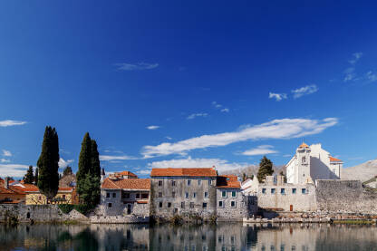 Trebinje - Stari grad Pogleda na trebinjski Stari Grad preko rijeke Trebišnjice.