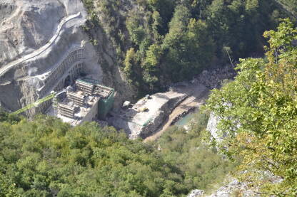 Gradilište HE Ulog - strojara Gradilište HE Ulogn na rijeci Neretvi.
Općina Kalinovik.
09.10.2023.