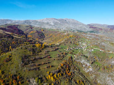 Planina Bjelašnica u jesen Planina Bjelašnica u jesen. Sela na planini. Priroda.