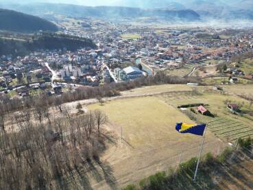 Iznad Gornjeg Vakufa-Uskoplja vijori se velika zastava Bosne i Hercegovine