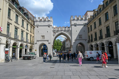 Minhen Minhen, Bavarska, Njemačka. Karlsplatz ili Stachus je veliki trg u centru Minhena. Ljudi šetaju ulicom.