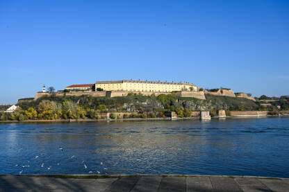 Novi Sad, Petrovaradin Novi Sad, Petrovaradin, Vojvodina, Srbija. Petrovaradinska tvrđava i rijeka Dunav. Stara historijska tvrđava na obalama Dunava.