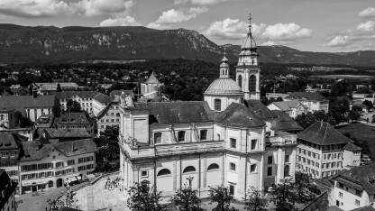 Katedrala Solothurn Katedrala Sv. Ursusa u Solothurnu, Švajcarska. Fotografisano dronom