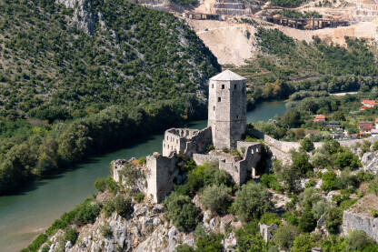 Stari grad Počitelj Stari grad Počitelj u dolini rijeke Neretve